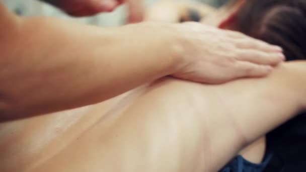 Frau Genießt Entspannende Körpermassage Nahaufnahme Einer Jungen Frau Die Sich — Stockvideo