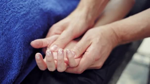 Masaż Dłoni Salonie Spa Zbliżenie Kinezjologa Wywierającego Nacisk Rękę Pacjentki — Wideo stockowe