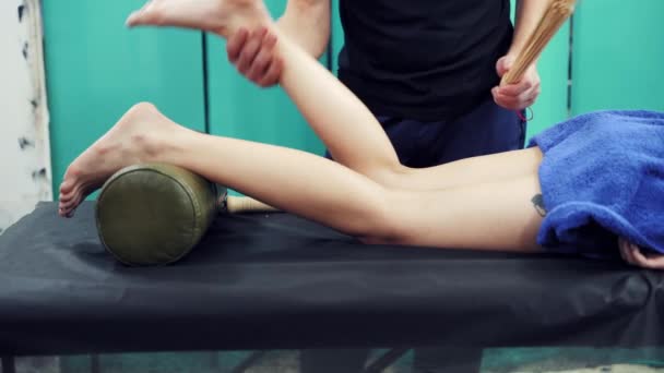 Masaż Stóp Salonie Spa Zbliżenie Rąk Masażystki Masującej Kobiece Nogi — Wideo stockowe