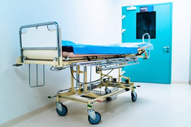 Cerrahi nakliye ekipmanlarıyla boş hastane koridoru..