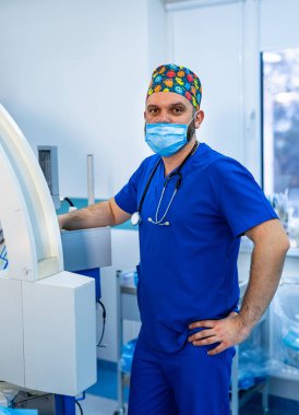 Ameliyathanede modern ekipman var. Ekip cerrahı ameliyathanede. Cerrah ameliyathanede ameliyat ekipmanlarıyla. Tıbbi geçmiş.