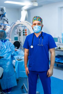 Ameliyathanede modern ekipman var. Tıbbi ekip operasyon yapıyor..