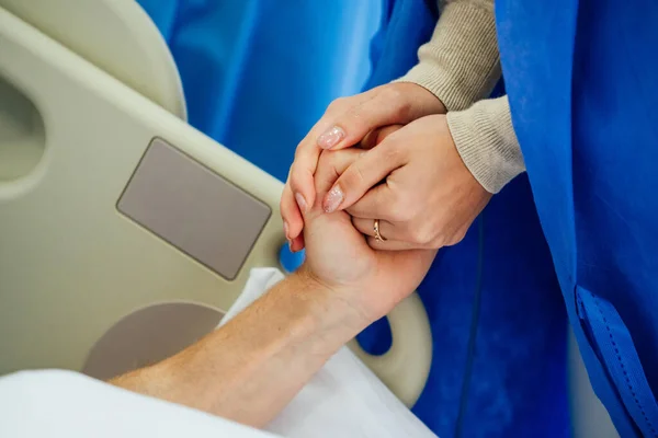 Tenir Les Mains Patient Dans Hôpital Aide Familiale Gros Plan — Photo