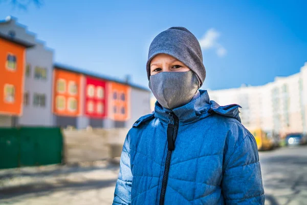 Niño Lleva Una Máscara Protectora Guantes Protección Contra Coronavirus Chino — Foto de Stock