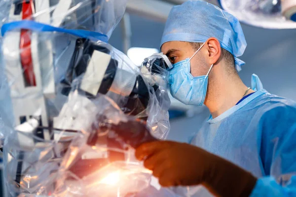 Sebész Műtőben Művelet Mikroszkópon Keresztül Sebész Használja Orvosi Műszer Végrehajtása — Stock Fotó