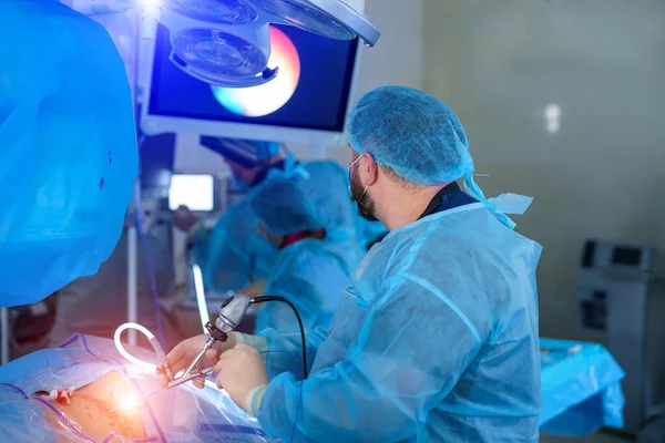 Orvosok Egy Csoportja Műtétet Végez Egy Betegen Orvosi Egyenruhás Sebészek — Stock Fotó