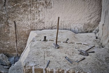 Kireçtaşı madenciliği. Büyük taş ocağı. Madencilik endüstrisi. Maden ve taş ocağı manzarası.