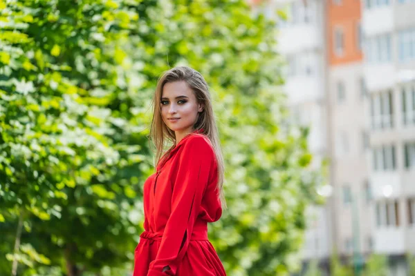 Foto Mujer Atractiva Vestido Rojo Pie Cerca Árbol Verde Brillante — Foto de Stock