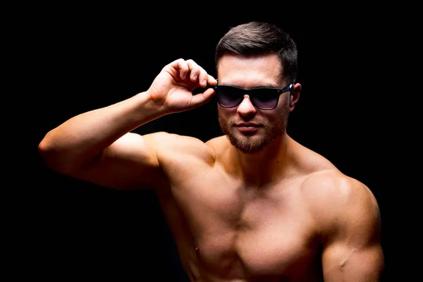 スタジオでポーズをとるシャツのないハンサムな男を造りなさい 強い体とクールな顔 眼鏡をかけた男性 肖像画 選択的フォーカス — ストック写真