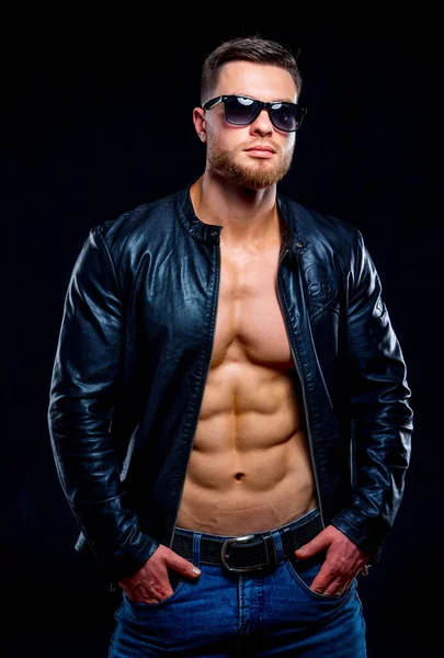 Muscular Fit Young Bodybuilder Fitness Male Model Posing Dark Background — Stock Photo, Image