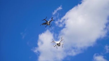 İnsansız hava araçları havada süzülüyor. Yüksek çözünürlüklü dijital kameralı iki Dron Helikopteri