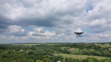İnsansız hava aracı. Dron kuadkopteri ve dijital kamera kırsal bölgede uçuyor.