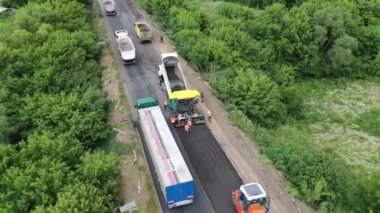 Asfalt döşeme havadan görünüyor. Yol buharlı silindir makinesi ve asfalt bitirici ile çalışır