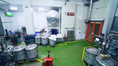 Süt ürünleri fabrikasındaki ekipman. Modern süt ürünleri fabrikasında otomatik teknolojik ekipman