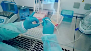 Laboratuvarda tıbbi ekipman kan testi. Kadın teknisyen, tıbbi laboratuvarda kan örneğini analiz ediyor.