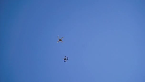 Drones Volando Cielo Drone Volando Sobre Fondo Azul Del Cielo — Vídeos de Stock