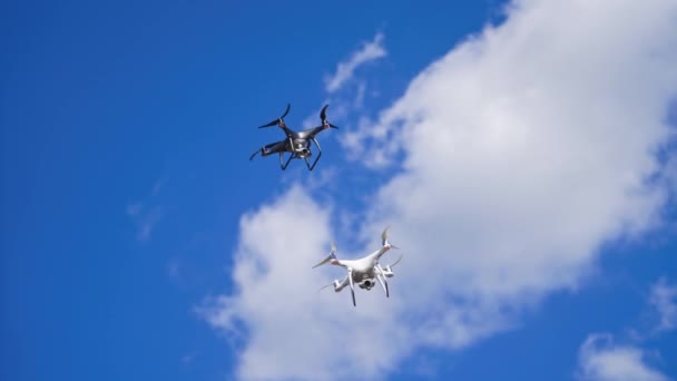 Drones Flotando Por Cielo Dos Helicópteros Teledirigidos Quad Con Cámara — Vídeo de stock