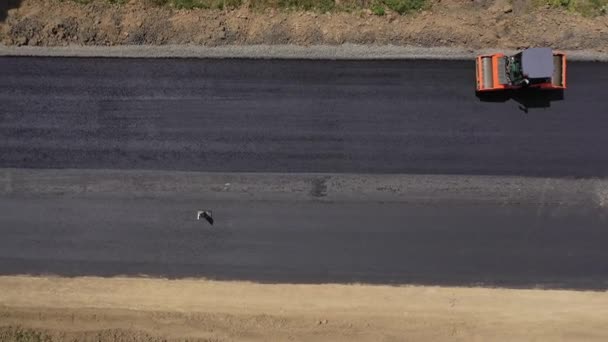 路面压路机滚压沥青 在新道路建筑地盘施工的压路机的航景 — 图库视频影像