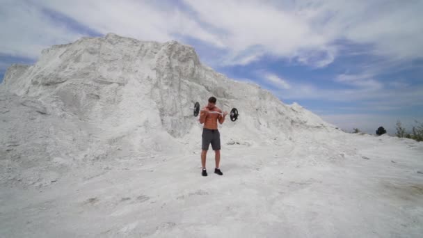 Man Met Gewichtstraining Natuur Knappe Man Doet Biceps Tillen Natuur — Stockvideo