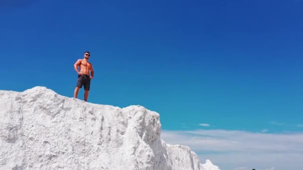Спортсмен Стоит Скале Горы Человек Обнаженным Туловищем Стоит Вершине Горы — стоковое видео