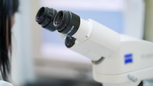 Επιστήμονας Που Δουλεύει Στο Εργαστήριο Γιατρός Γυναίκα Που Εργάζεται Μικροσκόπιο — Αρχείο Βίντεο