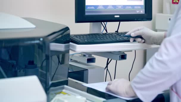 血液検査のための近代的な研究所 研究室で働く医師の姿を間近で見る — ストック動画