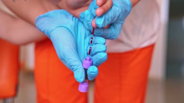 Lékařské Vyšetření Krve Pacienta Zblízka Pohled Ruce Lékař Testování Jeho — Stock video