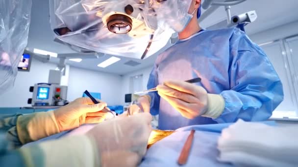 Команда Хирургов Работает Операционной Врачи Защитной Форме Время Операции — стоковое видео