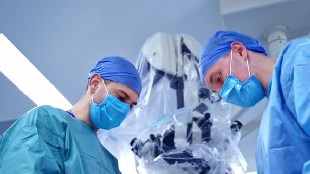 Equipo Médico Realizando Cirugía Equipo Quirúrgico Concentrado Operando Paciente Quirófano — Vídeo de stock