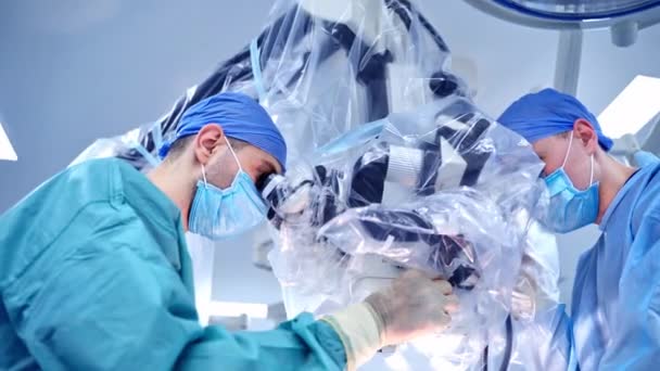 Χειρουργική Ομάδα Στο Χειρουργείο Ομάδα Χειρουργών Στο Χειρουργείο Χειρουργικό Εξοπλισμό — Αρχείο Βίντεο