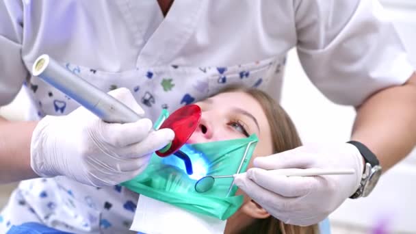 Dentista Trabajando Oficina Odontólogo Que Realiza Cirugía Con Equipo Esterilizado — Vídeo de stock