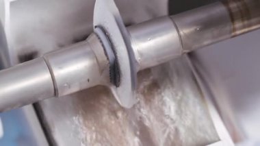 Laboratuvarda mercek üretimi. Optik camların üretim lenslerinin yakın görüntüsü