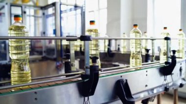 Fabrika üretim hattı. Taşıyıcıdaki ayçiçeği yağı üretiminin kapalı görünümü