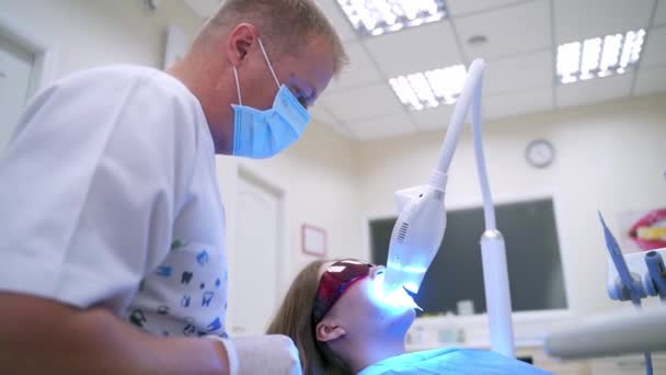 Стоматологическая Операция Клинике Пациентка Стоматологическом Стуле Стоматологической Клиники — стоковое видео