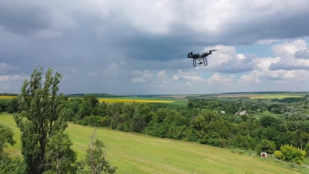 电动无人驾驶飞机在空中飞行 空中装有高分辨率数码相机的无人机四分仪 — 图库视频影像