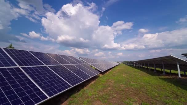 Energía Alternativa Panel Energía Solar Fotovoltaica Fondo Del Cielo — Vídeos de Stock