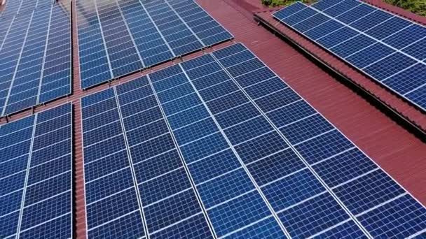 Sonnenkollektoren Auf Dem Dach Installiert Drohnenaufnahme Von Solarmodulen Auf Flachdach — Stockvideo