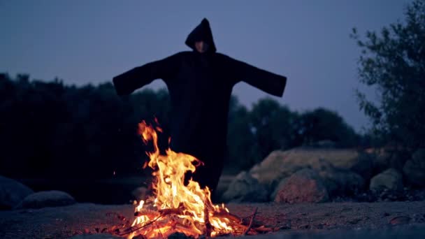 Sorcière Noir Près Feu Joie Sorcière Mystique Marchant Autour Feu — Video