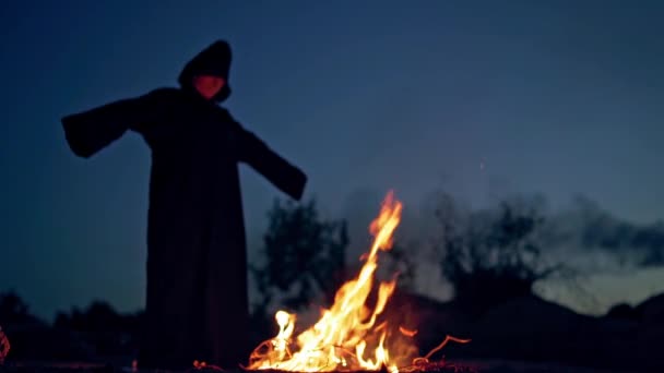 Een Heksenkampvuur Heks Voert Nachts Ritueel Bij Het Kampvuur Uit — Stockvideo