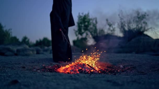 Cadı Geceleri Ayin Yapar Geleneksel Şenlik Ateşinin Önünde Cadı Büyüsü — Stok video