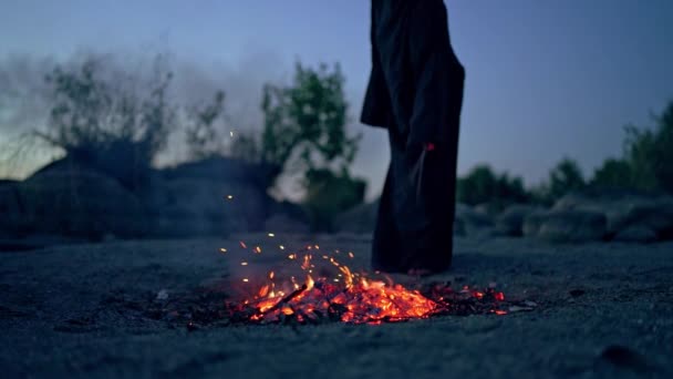 夜晚森林里的女巫女巫在森林里用火堆附近的自然魔法举行宗教仪式 — 图库视频影像