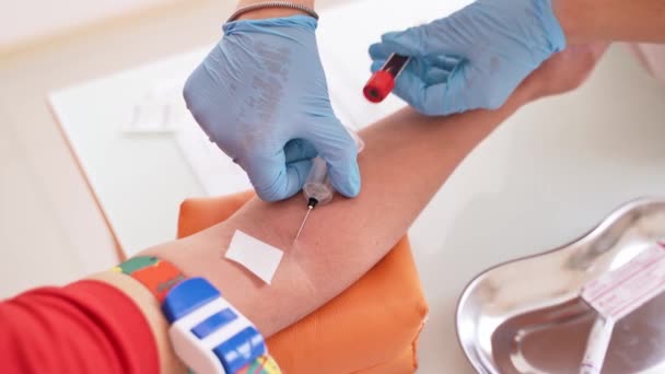Patient Bei Der Blutentnahme Krankenschwester Entnimmt Blutprobe Für Test Labor — Stockvideo