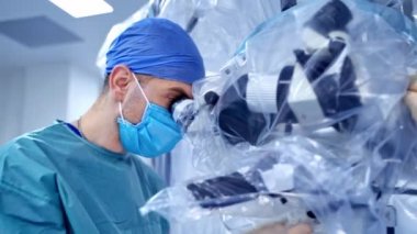 Ameliyathanede profesyonel cerrah. Modern ameliyathanede çalışırken tıbbi ekipman kullanan bir doktor.