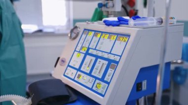 Hastanedeki ameliyathane modern ekipmanlarla dolu. Modern ameliyathanede ekipman ve tıbbi cihazlar