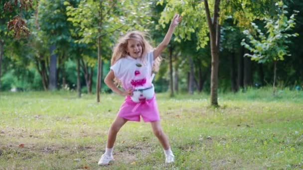 Dziewczyna Ciesząca Się Życiem Szczęśliwa Dziewczyna Moda Zabawy Łonie Natury — Wideo stockowe