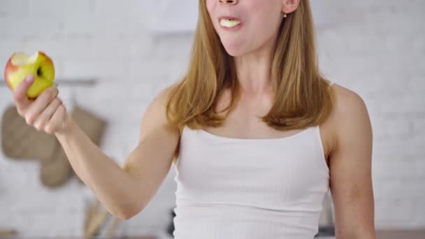 Rapariga Bonita Come Uma Maçã Tiro Cortado Jovem Mulher Comendo — Vídeo de Stock