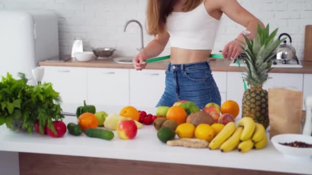 Jovem Desportiva Cozinha Leve Mulher Desportiva Atraente Cozinha Com Centímetro — Vídeo de Stock