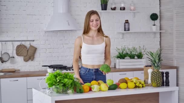 Вмістити Усміхнену Жінку Кухні Молода Жінка Язистим Тілом Стоїть Кухні — стокове відео