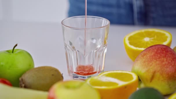 Kadın Mutfakta Meyve Suyu Hazırlıyor Sağlıklı Meyve Suyu Hazırlayan Kadına — Stok video