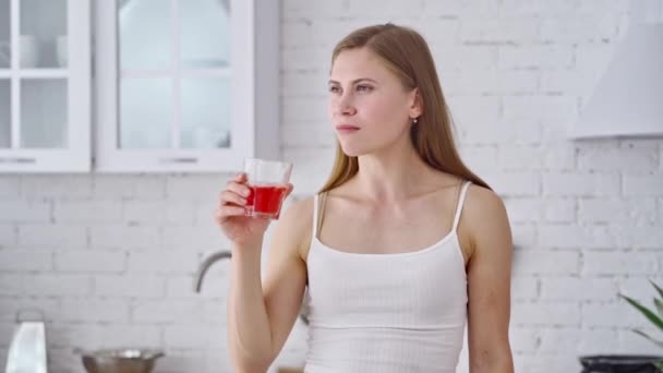 Meyve Suyu Içen Genç Kadın Mutfakta Meyve Suyu Içen Genç — Stok video
